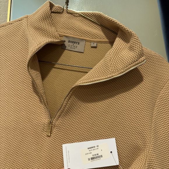 Women’s smart activewear neutral long sleeve top with gold accents - Picture 4 of 4